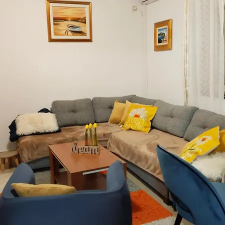 Neda Apartment *