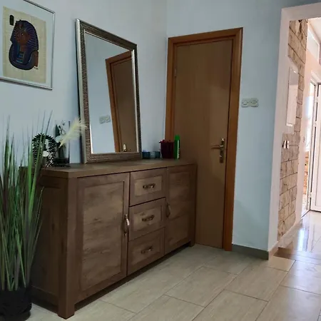 Neda Apartment *